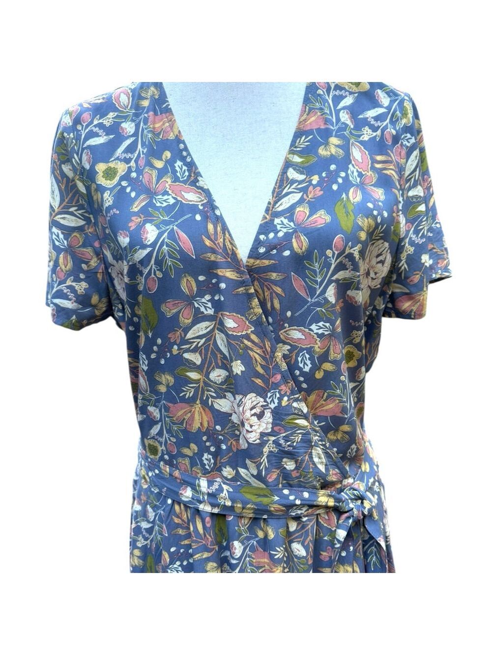 Susina M 8/10 Feminine Floral Wrap Dress Soft Rayon Flowy Casual Style Brunch - Picture 4 of 16